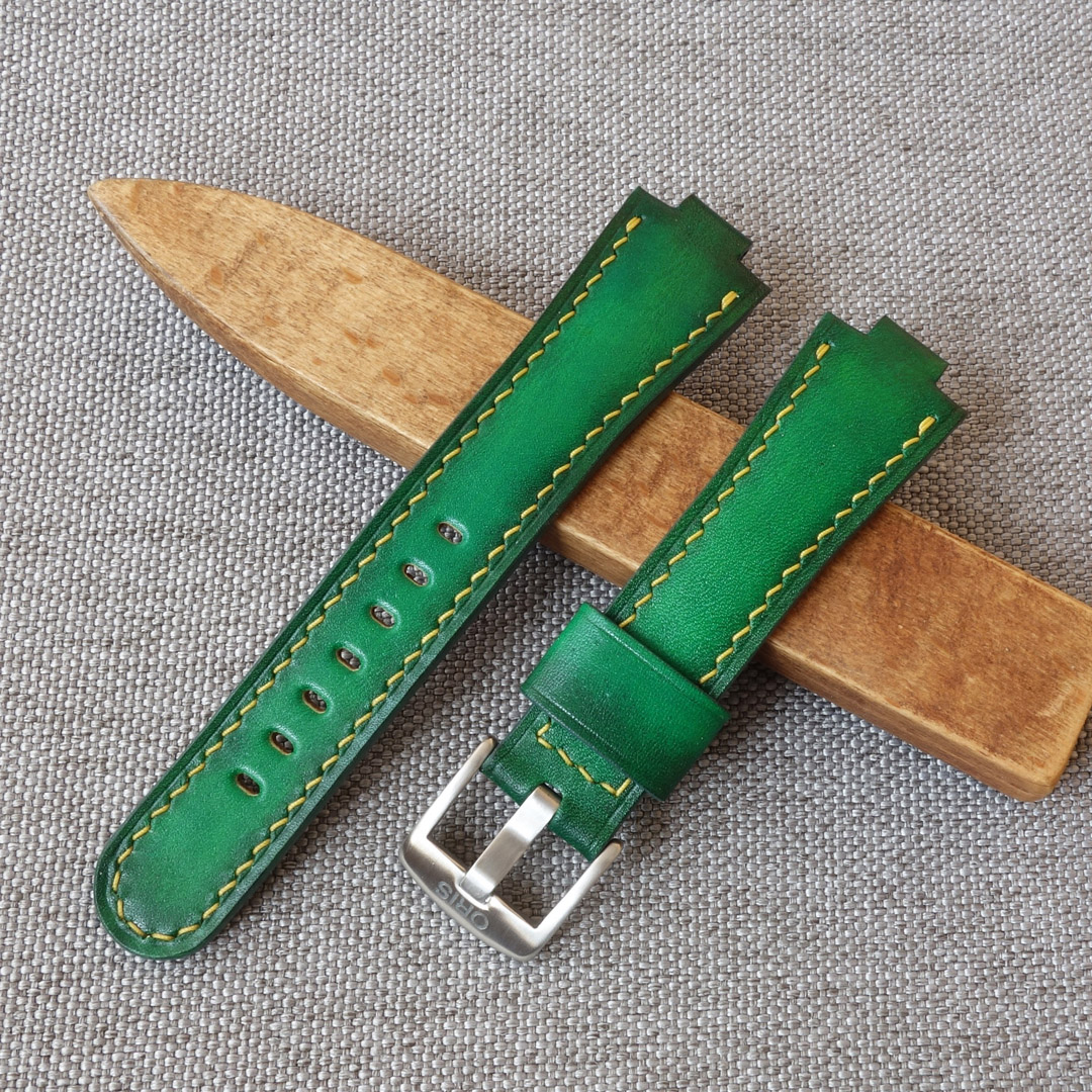 Green leather handmade watch strap for Oris Aquis. Replacement watchband. Fits most ORIS Aquis watches: 39.5mm/ 41.5mm Calibre 400/ 43.5mm/ 43mm/ 45.5mm/ 46mm, Divers, Aquis Date, TT1, F1, Other Oris Models. • Material: Full grain genuine leather.