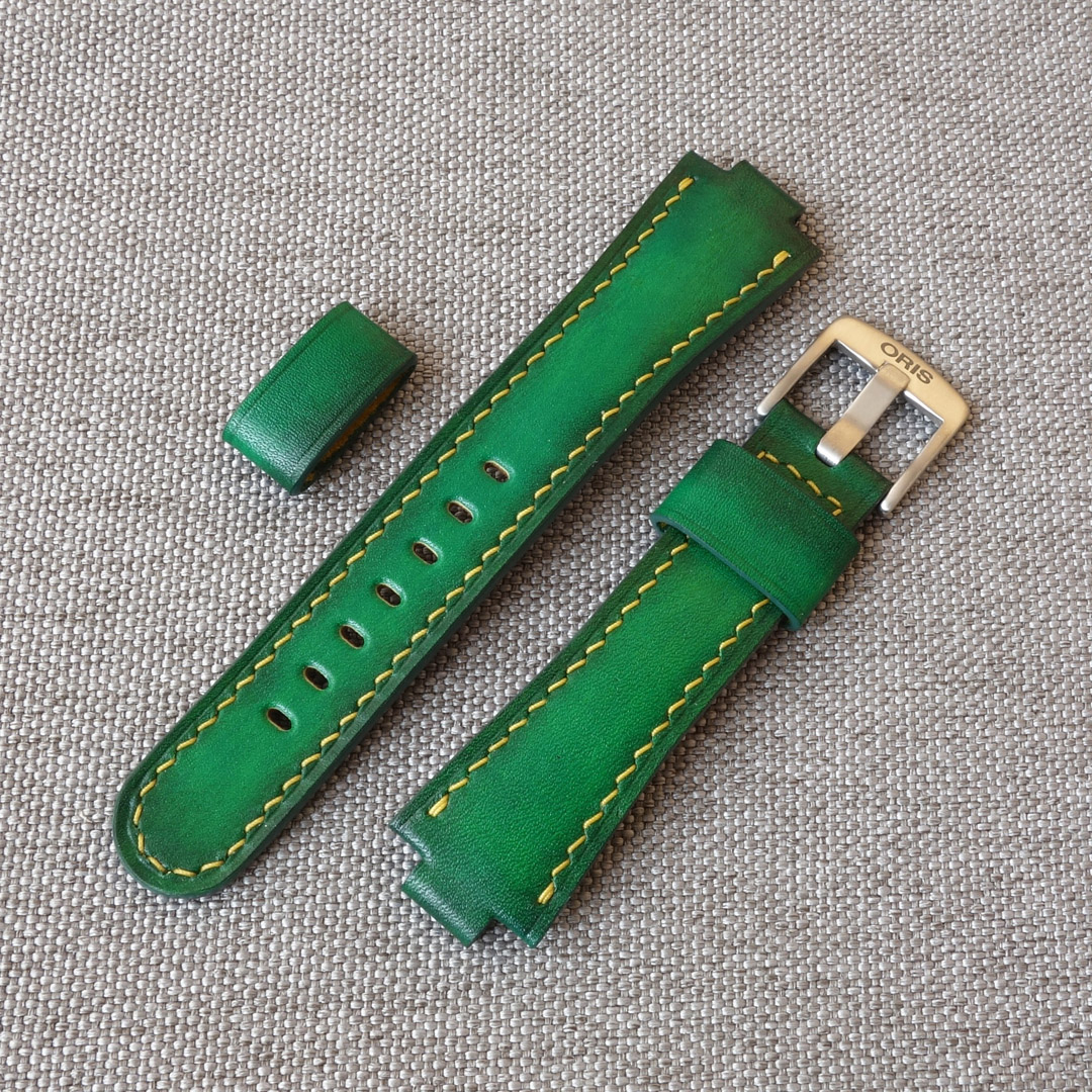 Green leather handmade watch strap for Oris Aquis. Replacement watchband. Fits most ORIS Aquis watches: 39.5mm/ 41.5mm Calibre 400/ 43.5mm/ 43mm/ 45.5mm/ 46mm, Divers, Aquis Date, TT1, F1, Other Oris Models. • Material: Full grain genuine leather.