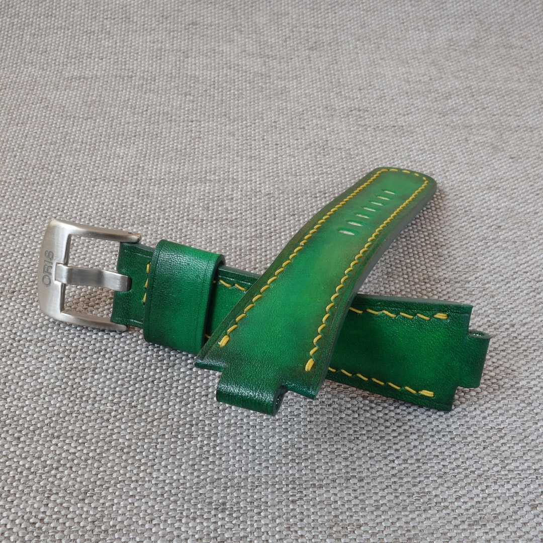 Green leather handmade watch strap for Oris Aquis. Replacement watchband. Fits most ORIS Aquis watches: 39.5mm/ 41.5mm Calibre 400/ 43.5mm/ 43mm/ 45.5mm/ 46mm, Divers, Aquis Date, TT1, F1, Other Oris Models. • Material: Full grain genuine leather.
