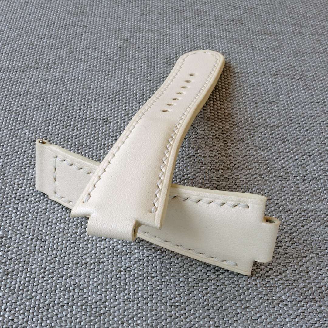White leather watch strap, fits the original ORIS Aquis deployment clasp. 100% handmade, replacement watchband. For ORIS Aquis watches: 39.5mm/ 41.5mm Calibre 400/ 43.5mm/ 43mm/ 45.5mm/ 46mm, Divers, Aquis Date, TT1, F1, Other Oris Models.