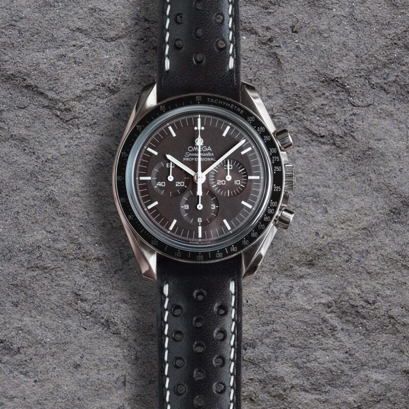 Black leather racing watch strap, rally style, curved ends. 100% handmade. Replacement strap for OMEGA Speedmaster. Fit for Rolex, Tudor, TAG Heuer, Seiko, Omega, IWC, Breitling, Tissot and other fine models. It is possible to produce a strap of any color and size, as desired by the customer. • Material: Top Quality Genuine Leather • Back side - hypoallergenic genuine leather • Width Lug - Buckle, mm: 22-20, 21-20, 21-18, 20-20, 20-18, 19-18.