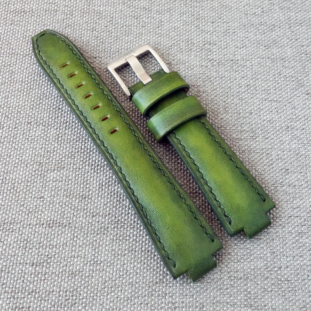 Handmade green leather handmade watch strap for Oris Aquis. Replacement watchband. Fits most ORIS Aquis watches: 39.5mm/ 41.5mm Calibre 400/ 43.5mm/ 43mm/ 45.5mm/ 46mm, Divers, Aquis Date, TT1, F1, Other Oris Models. • Material: Full grain genuine leather