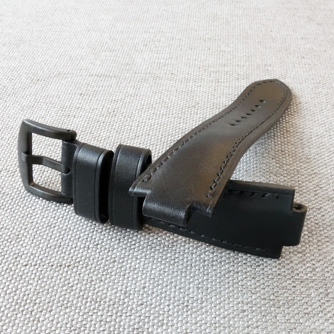 Full black leather watch strap for ORIS Aquis. Handmade replacement watchband. Fits most ORIS Aquis watches: 39.5mm/ 41.5mm Calibre 400/ 43.5mm/ 43mm/ 45.5mm/ 46mm, Divers, Aquis Date, TT1, F1, Other Oris Models. • Material: Full grain genuine leather.